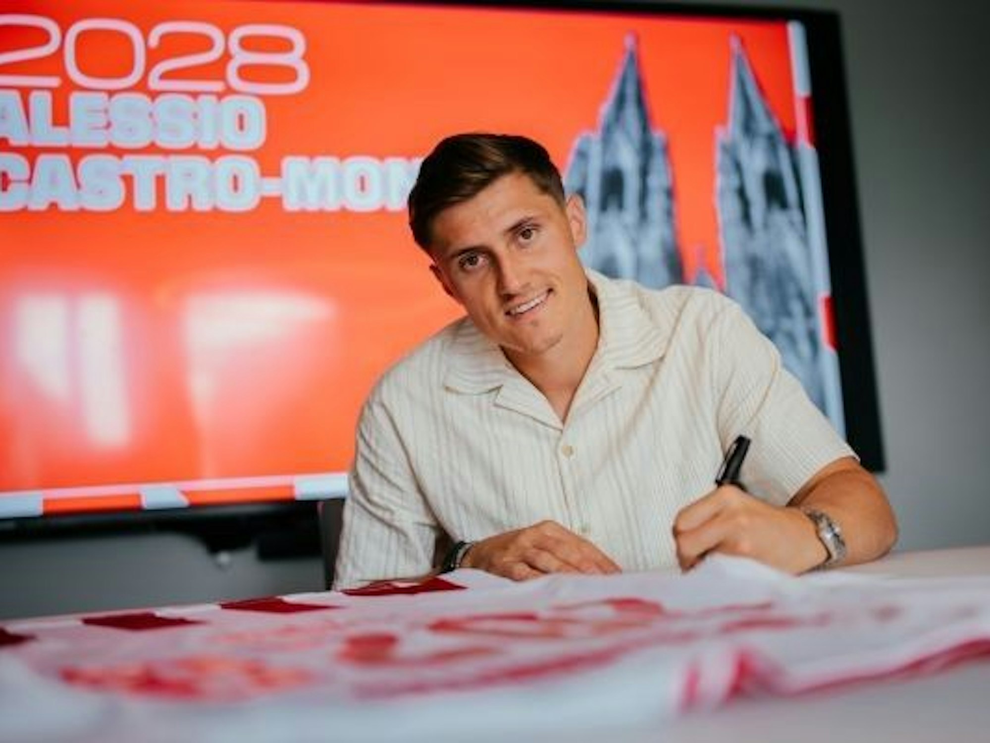 Alessio Castro-Montes bei seiner Vertragsunterschrift am Geißbockheim.