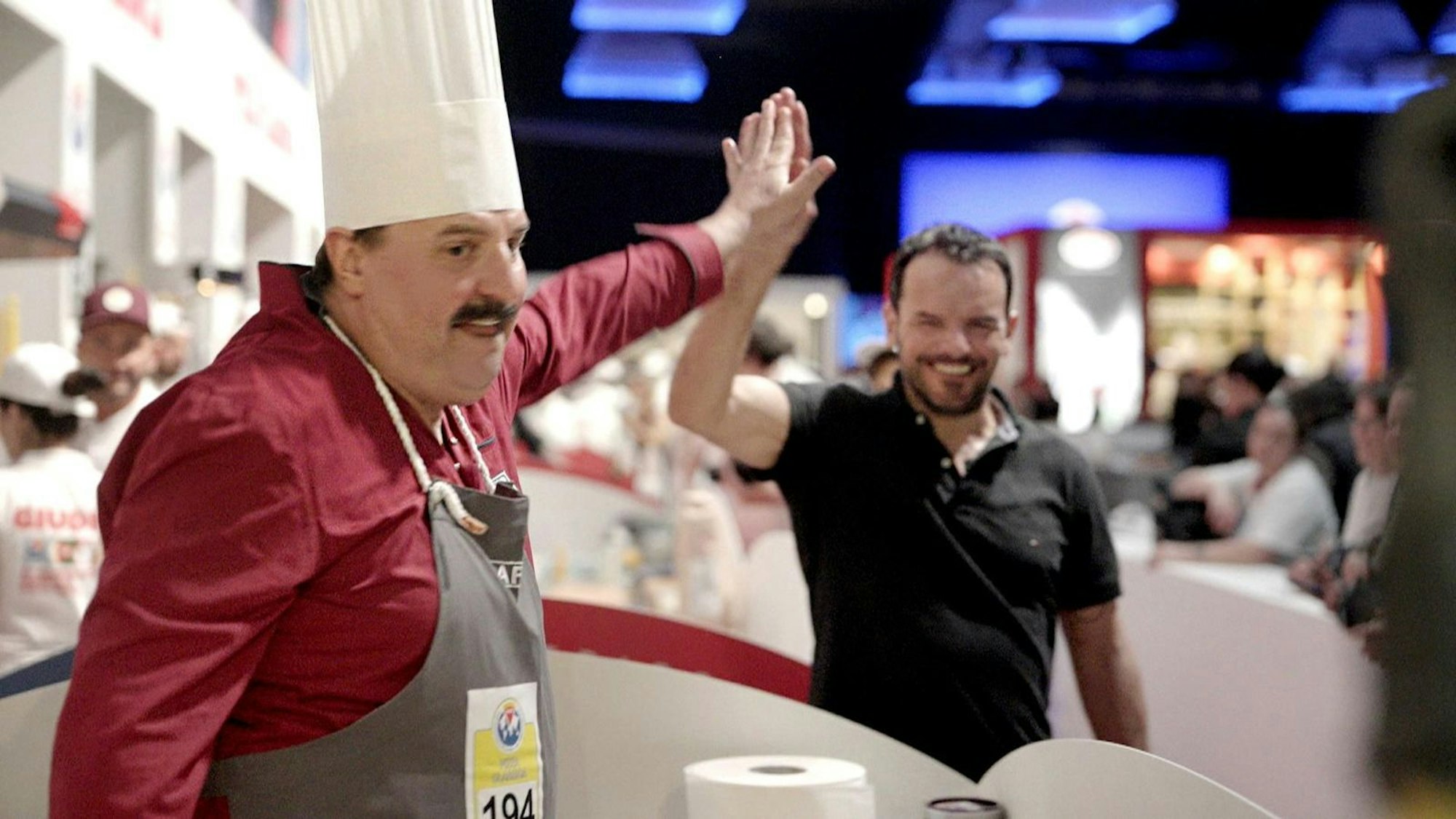 Auch Johann Lafer findet zu seiner Form zurück. Mit seiner „Pizza Classica“ ist er zufrieden. Die Jury auch? (Bild: RTL)