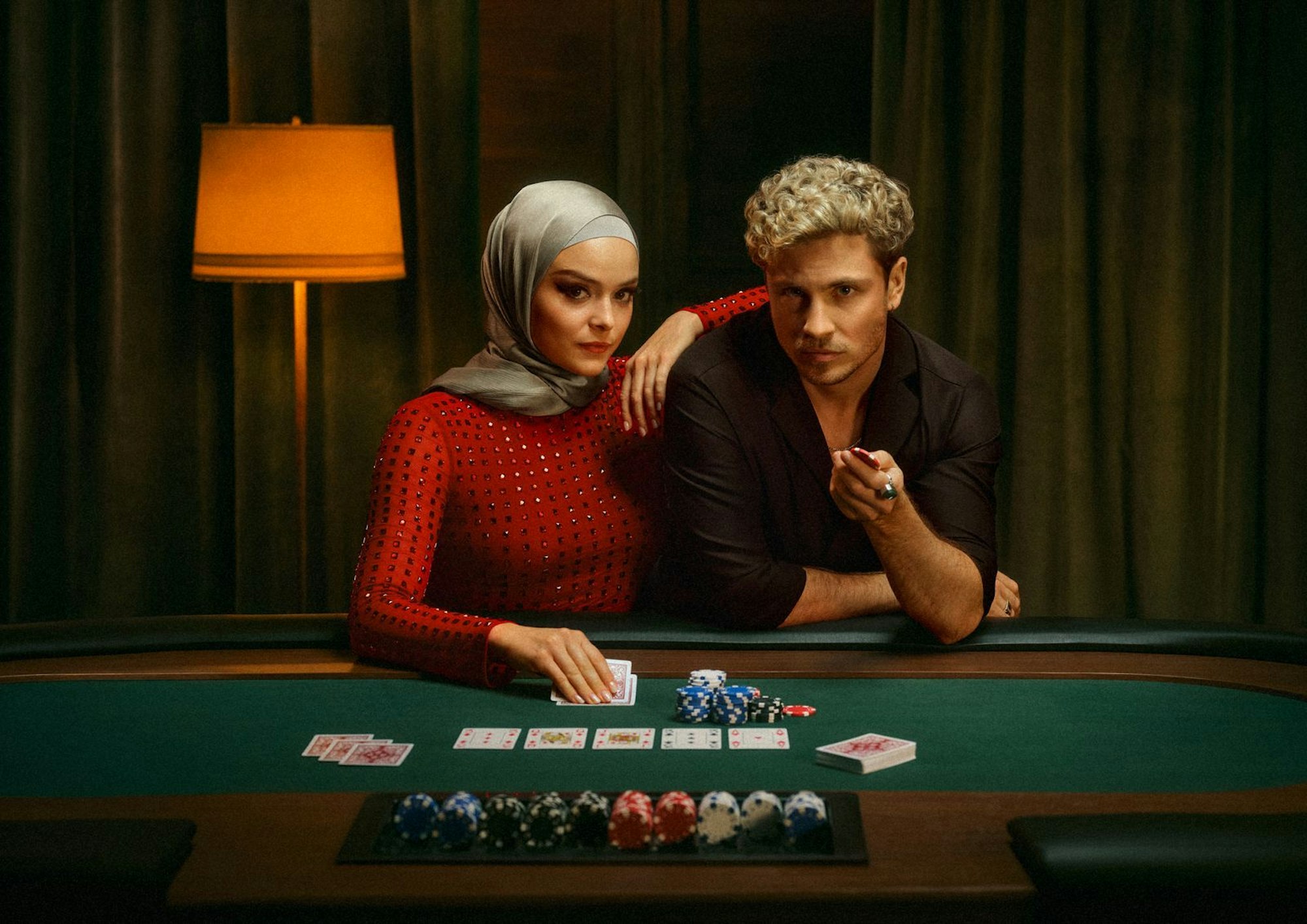 Ayla Güner (Via Jikeli) und Vincent van de Waal (Jannik Schümann) wollen gemeinsam beim Poker das große Geld machen. (Bild: ZDF/ Mario Stumpf)