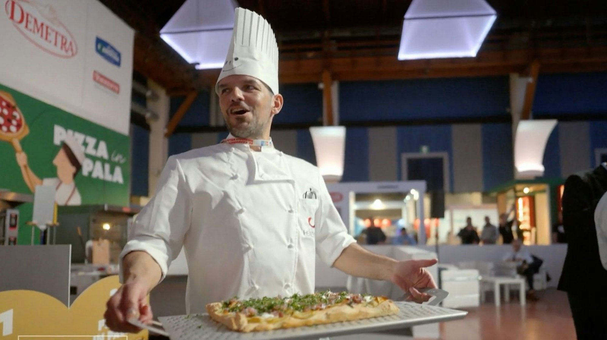 Henssler ist dran! Nach viel Hektik und Stress mit dem Ofen (“Heiz, du Sau!“) freut er sich über seine gelungene Pfannen-Pizza. (Bild: RTL)