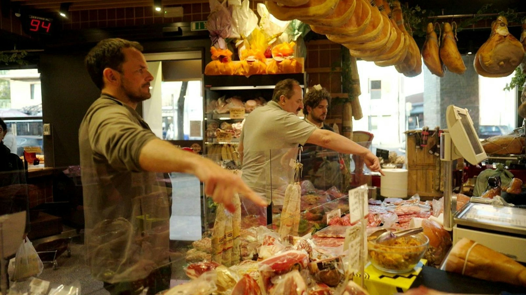 Nur das Beste für unsere Pizzen! Henssler und Lafer kaufen groß ein. Sie werden bei der WM in drei von acht Kategorien antreten, inmitten von 1.200 Konkurrenten. (Bild: RTL)