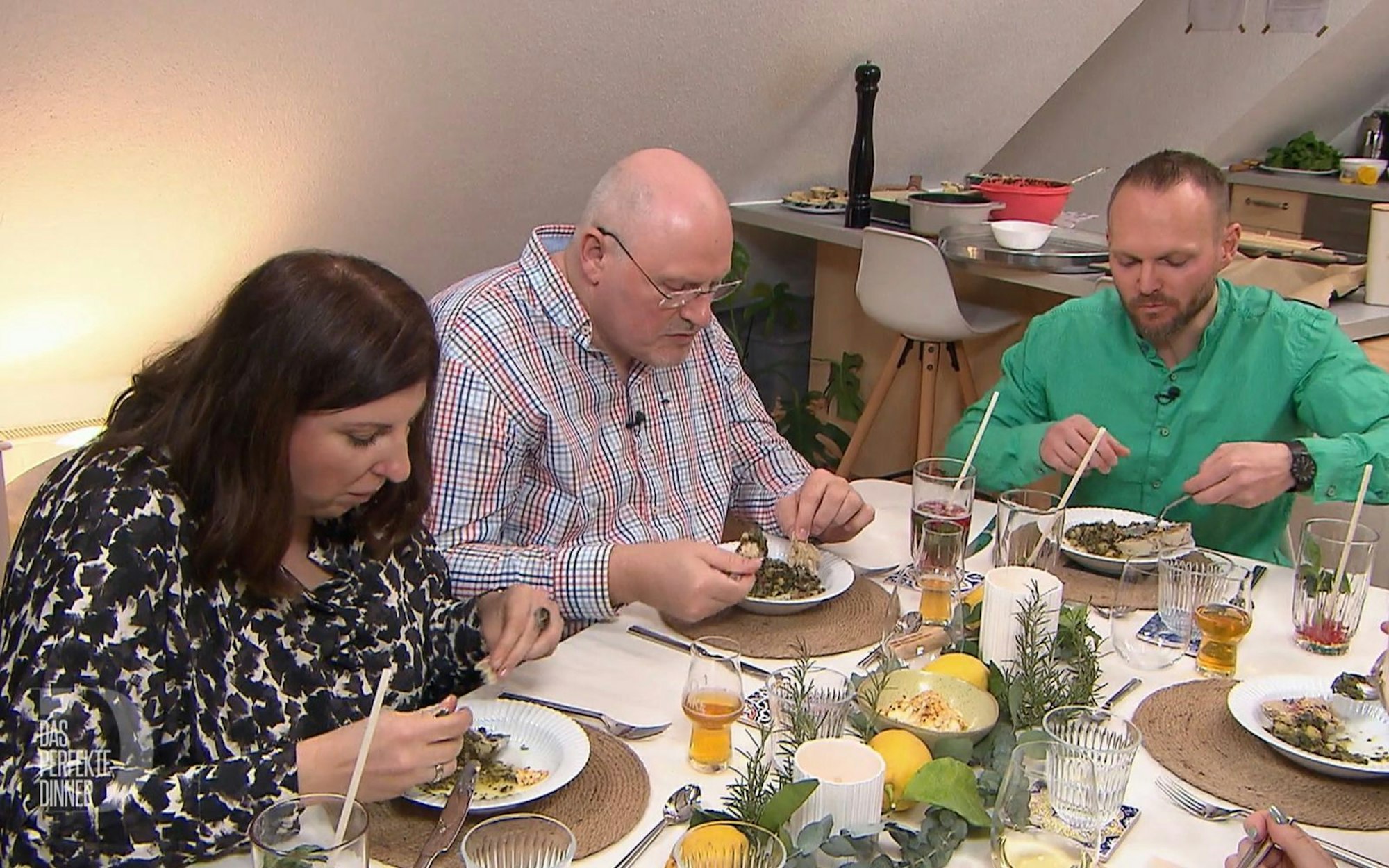 Sandra und Frank (Mitte) genießen Franks Vorspeise mit Grünkohl, Kartoffeln und Sucuk. (Bild: RTL)