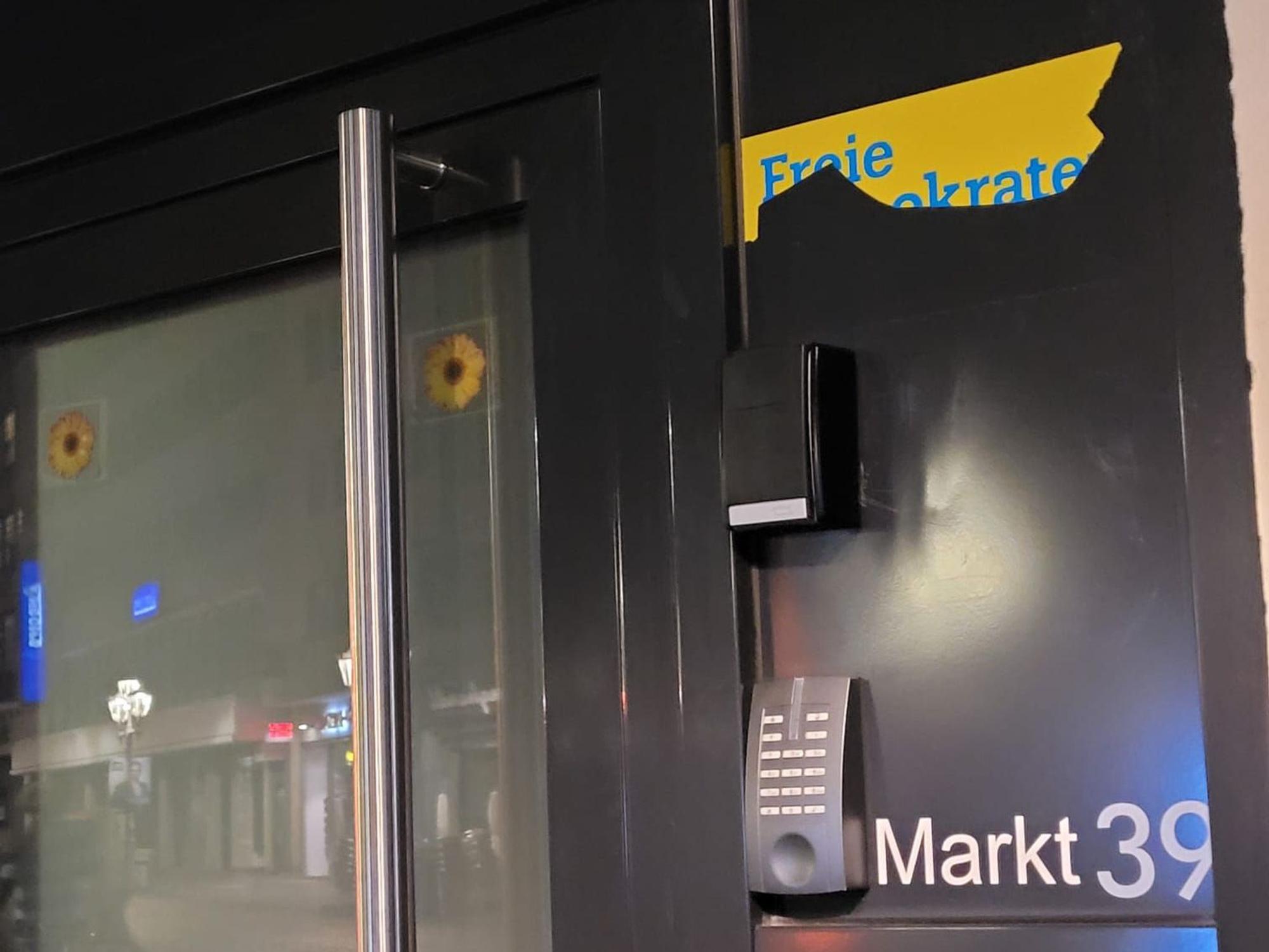 An einer Tür hängt ein abgerissenes Plakat der FDP.