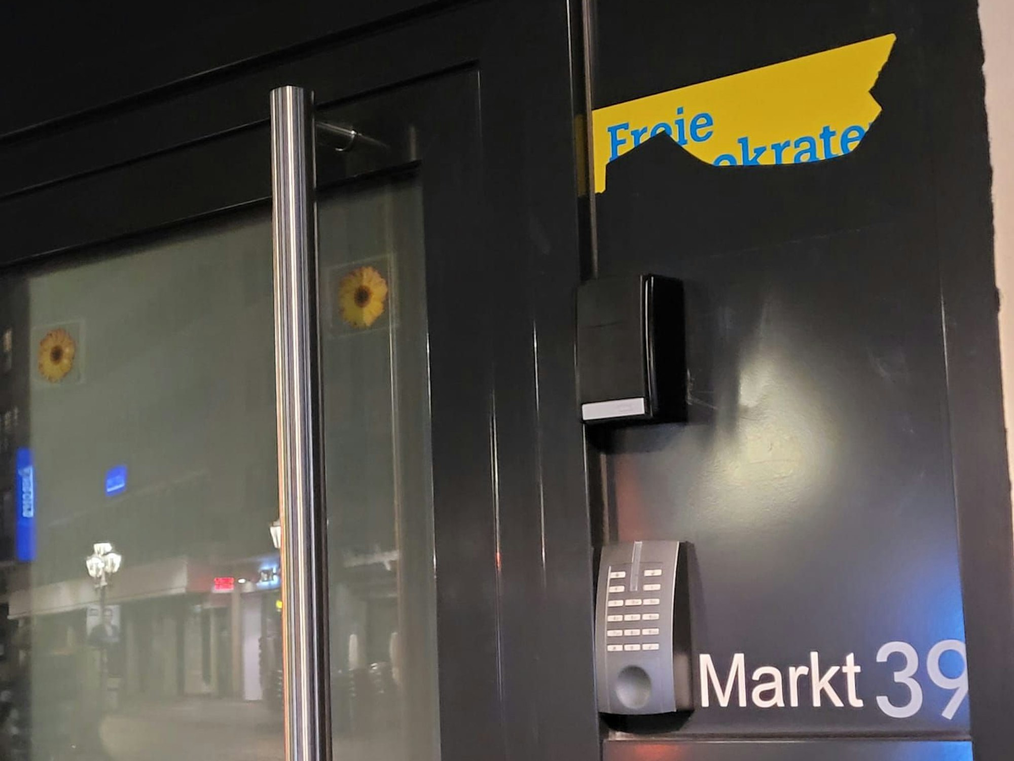 An einer Tür hängt ein abgerissenes Plakat der FDP.