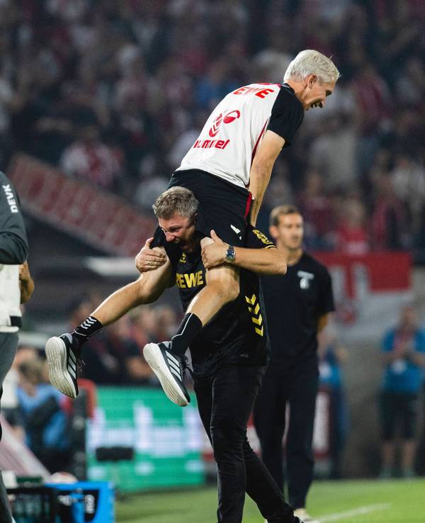 Lukas Kwasniok bejubelt ein Tor des 1. FC Köln.
