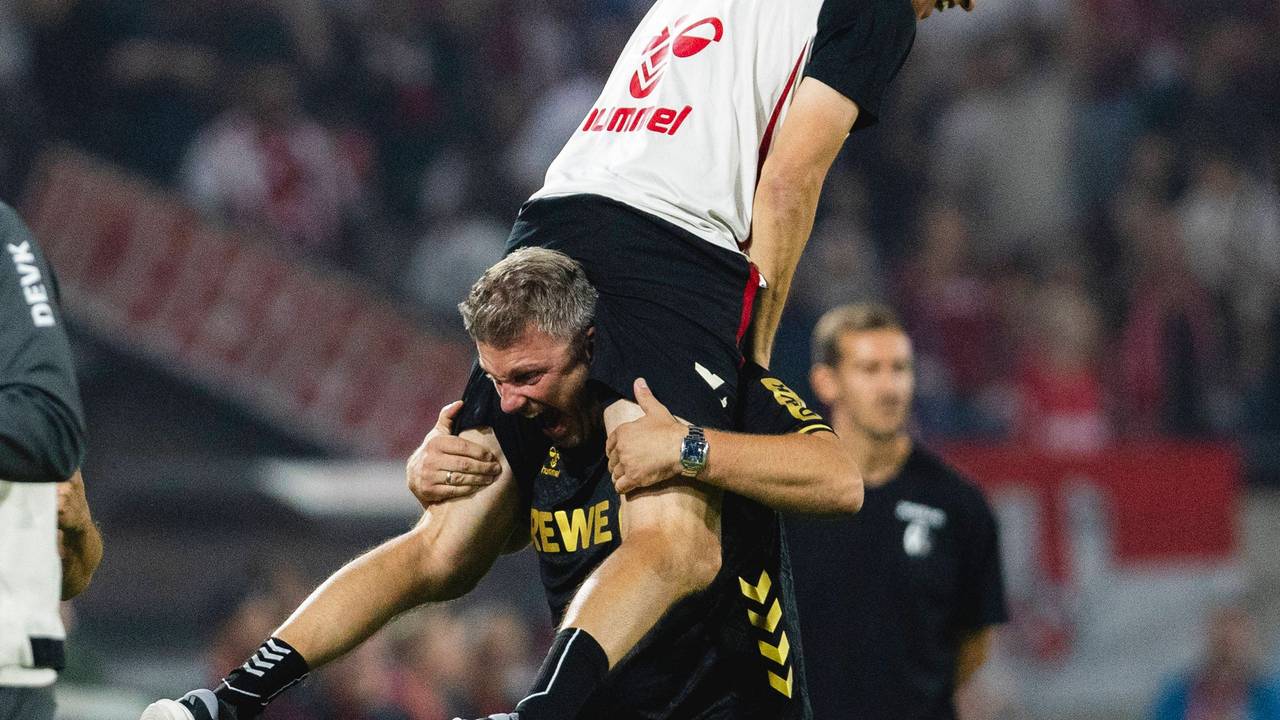 Lukas Kwasniok bejubelt ein Tor des 1. FC Köln.