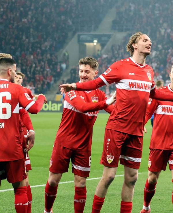 Undav (l.), Stiller, Woltemade, Mittelstädt und Chabot jubeln über einen Treffer.
