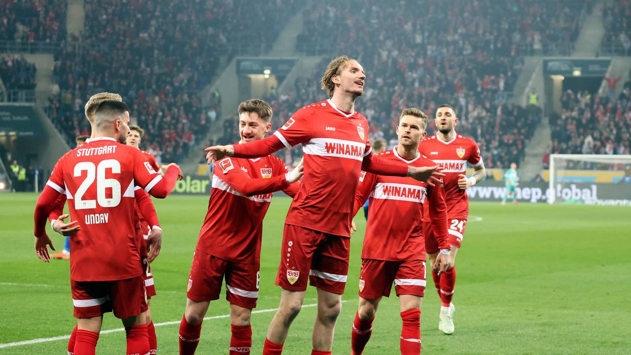 Undav (l.), Stiller, Woltemade, Mittelstädt und Chabot jubeln über einen Treffer.