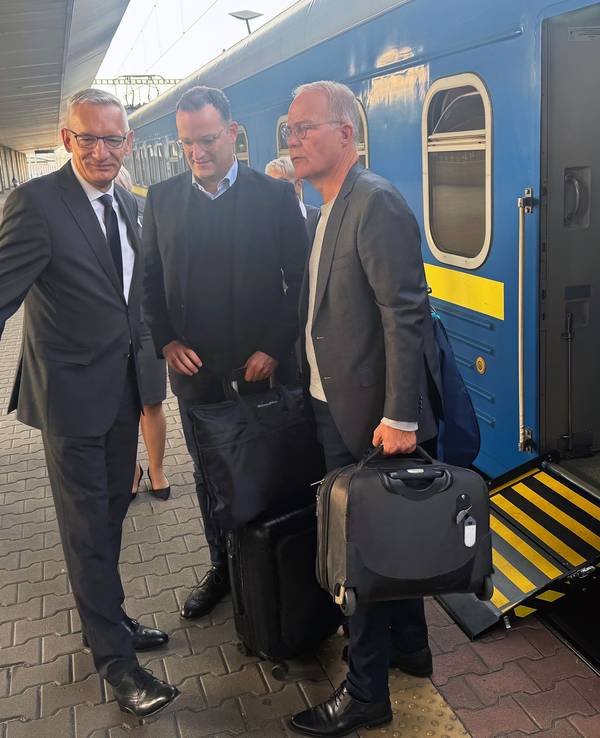 Jens Spahn (CDU, M), CDU/CSU Fraktionsvorsitzender, und Matthias Miersch (r), SPD Fraktionsvorsitzender, werden bei ihrer Ankunft am Bahnhof der ukrainischen Hauptstadt von Martin Jäger (l), deutscher Botschafter in der Ukraine, begrüßt.