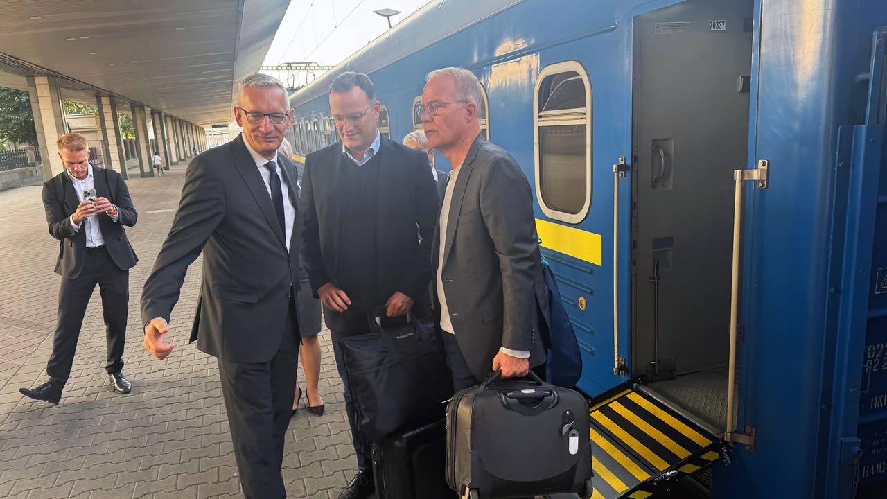 Jens Spahn (CDU, M), CDU/CSU Fraktionsvorsitzender, und Matthias Miersch (r), SPD Fraktionsvorsitzender, werden bei ihrer Ankunft am Bahnhof der ukrainischen Hauptstadt von Martin Jäger (l), deutscher Botschafter in der Ukraine, begrüßt.
