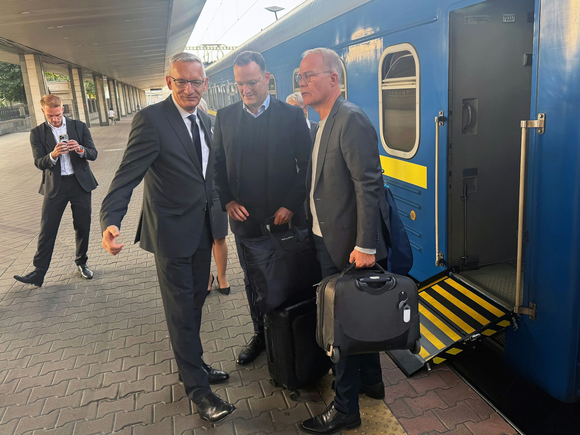Jens Spahn (CDU, M), CDU/CSU Fraktionsvorsitzender, und Matthias Miersch (r), SPD Fraktionsvorsitzender, werden bei ihrer Ankunft am Bahnhof der ukrainischen Hauptstadt von Martin Jäger (l), deutscher Botschafter in der Ukraine, begrüßt.