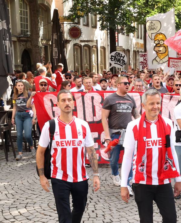 Geschäftsführer Philipp Türoff (Mitte) mit FC-Vizepräsident Dr. Carsten Wettich (r.) am 31. August 2025 bei der Demo des 1. FC Köln für den Geißbockheim-Ausbau.