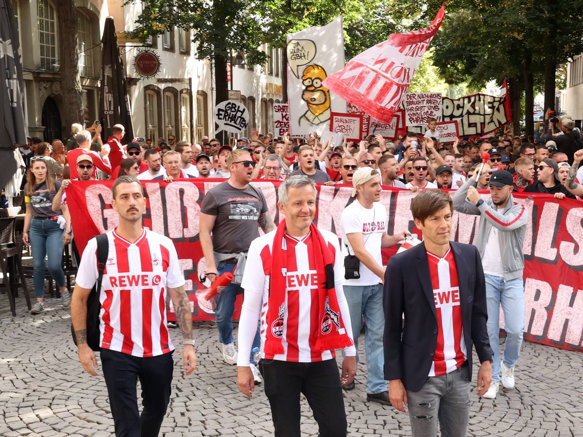Geschäftsführer Philipp Türoff (Mitte) mit FC-Vizepräsident Dr. Carsten Wettich (r.) am 31. August 2025 bei der Demo des 1. FC Köln für den Geißbockheim-Ausbau.