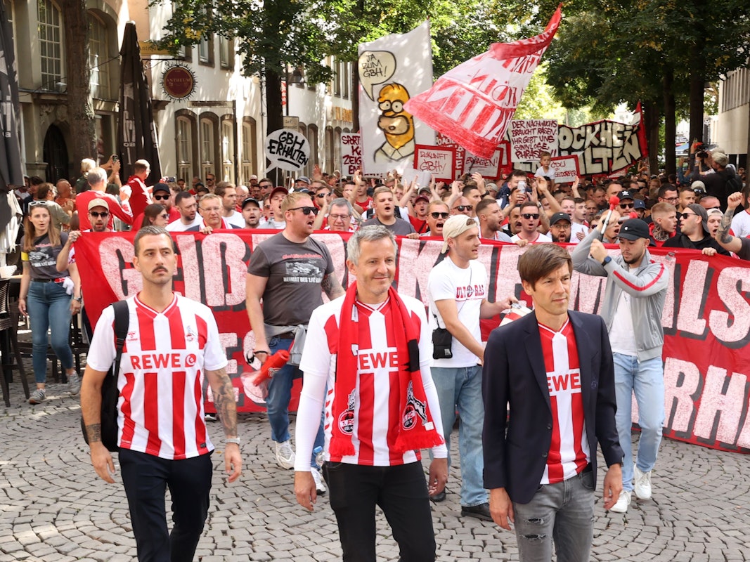 Geschäftsführer Philipp Türoff (Mitte) mit FC-Vizepräsident Dr. Carsten Wettich (r.) am 31. August 2025 bei der Demo des 1. FC Köln für den Geißbockheim-Ausbau.