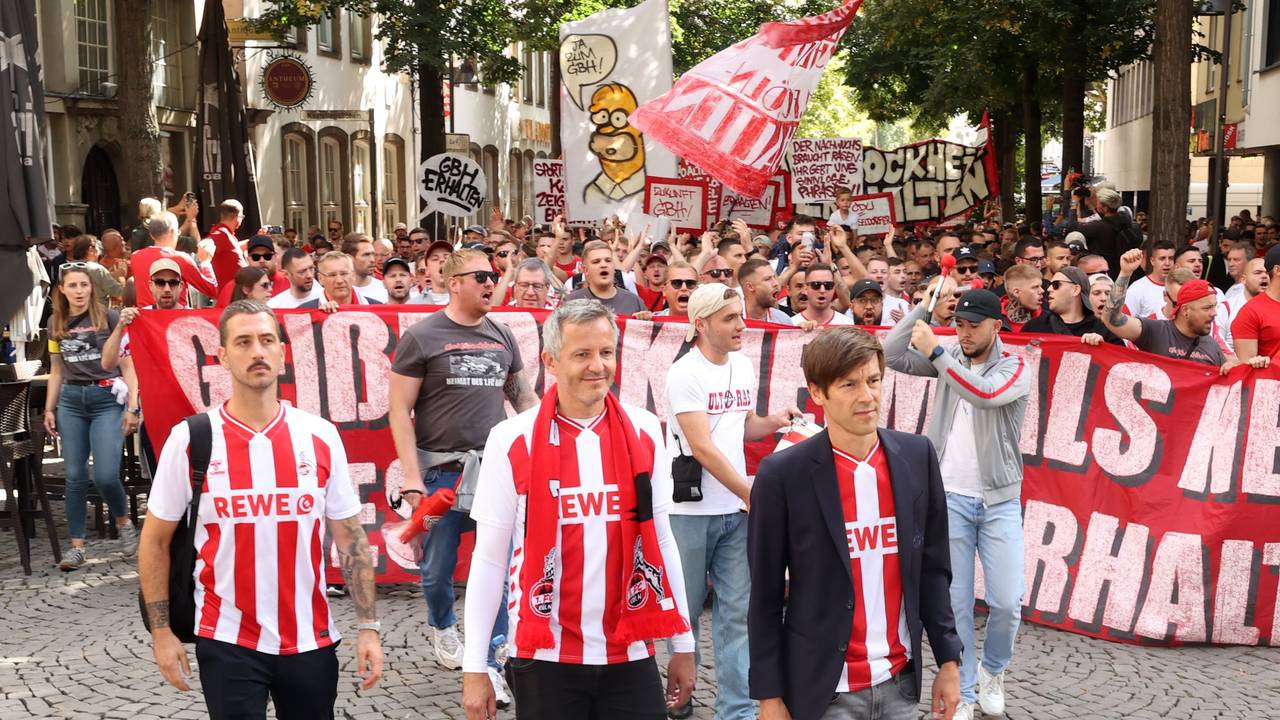 Geschäftsführer Philipp Türoff (Mitte) mit FC-Vizepräsident Dr. Carsten Wettich (r.) am 31. August 2025 bei der Demo des 1. FC Köln für den Geißbockheim-Ausbau.