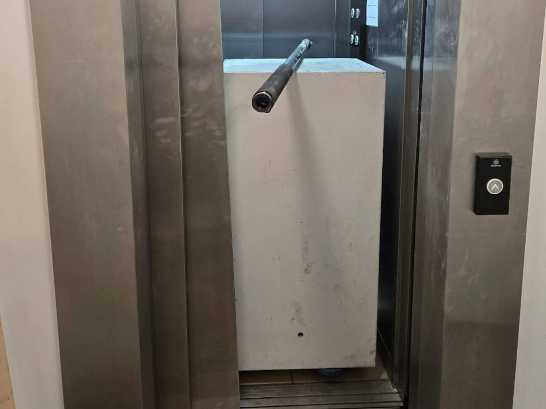 Ein Tresor steht im Fahrstuhl