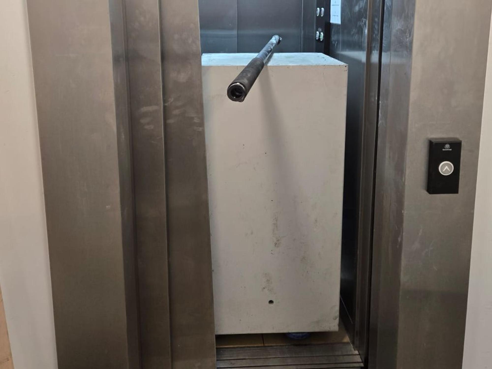 Ein Tresor steht im Fahrstuhl