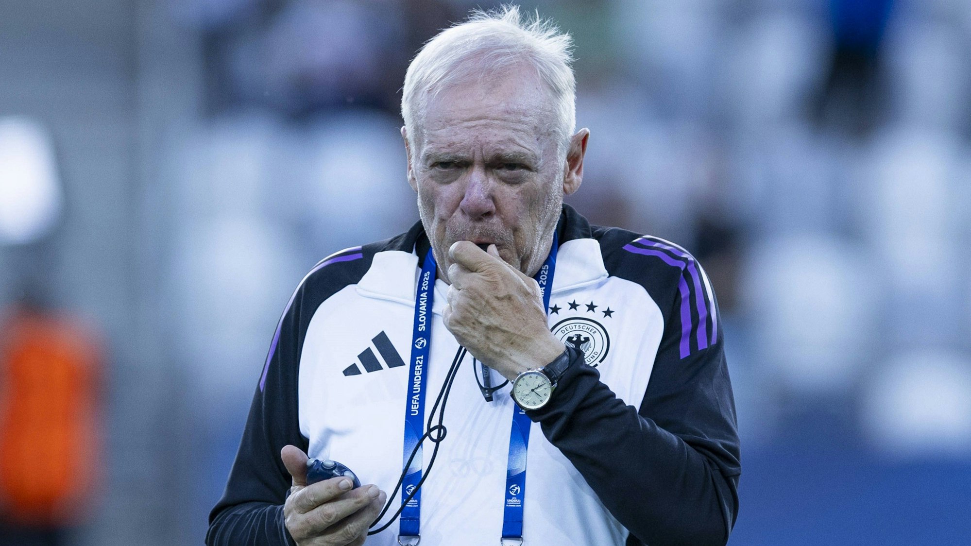 Hermann Gerland auf dem Trainingsplatz.