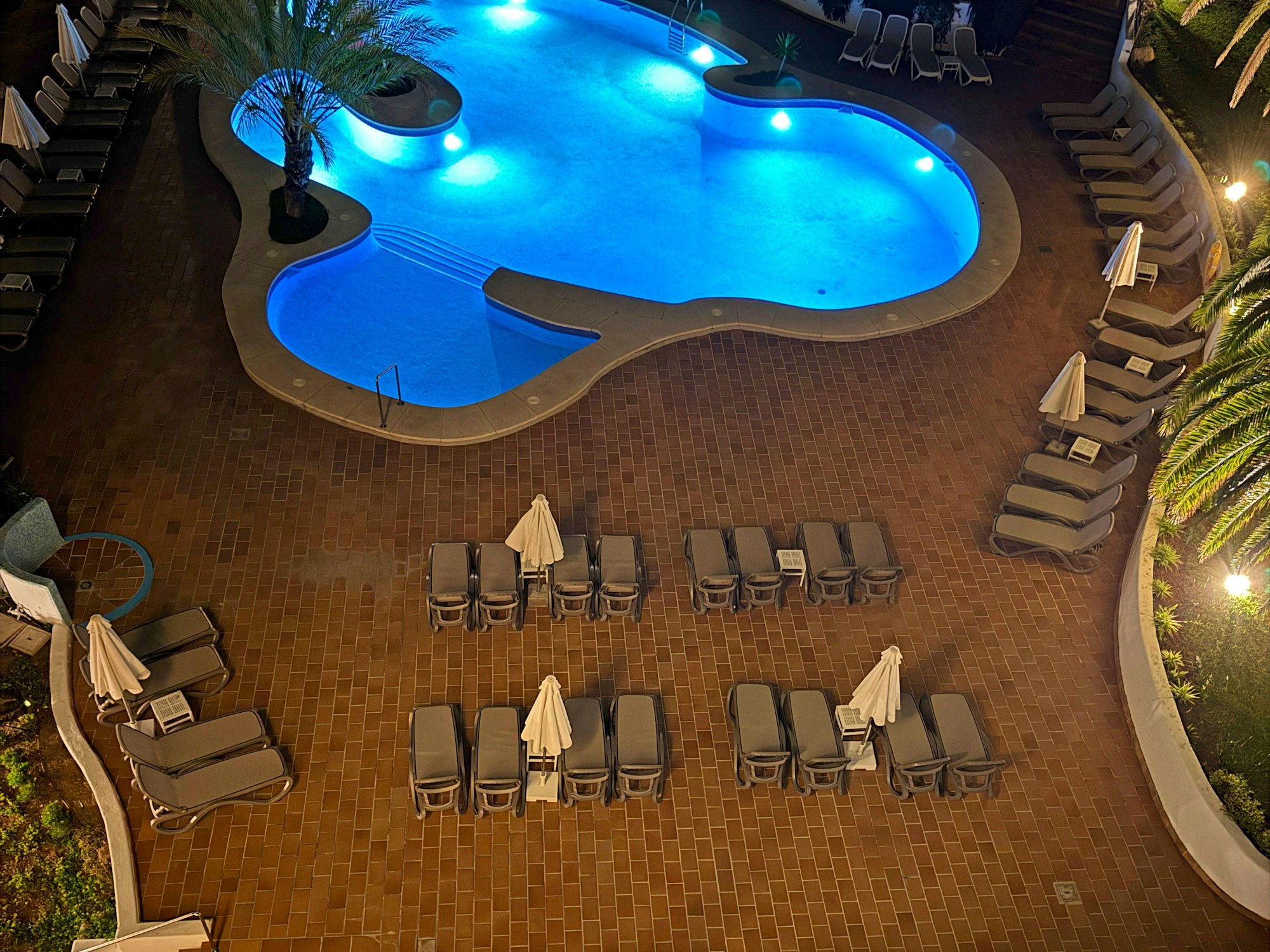 Liegen an einem Hotelpool (Symbolfoto)
