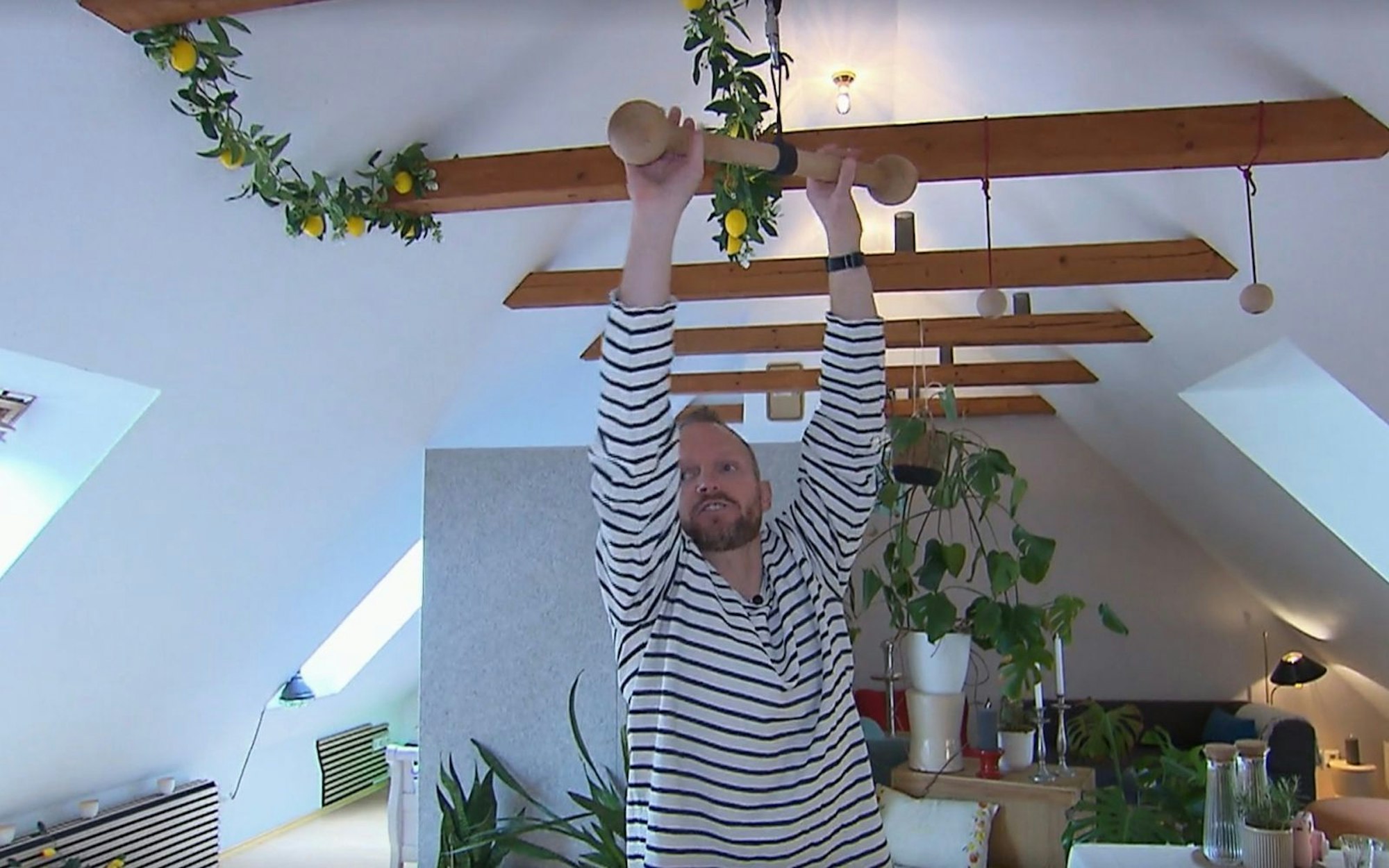 Dass er täglich Klimmzüge trainiert, zeigt Frank direkt in seiner Küche. (Bild: RTL)