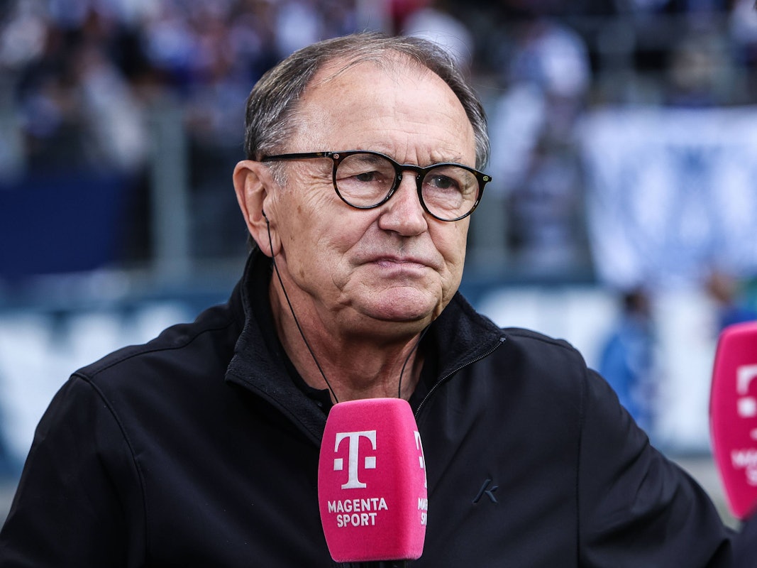 Ewald Lienen spricht bei MagentaSport in einem TV-Interview.