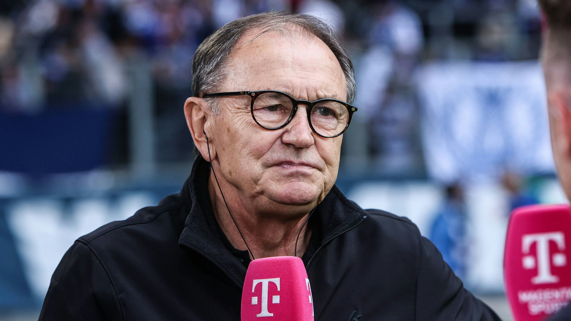 Ewald Lienen spricht bei MagentaSport in einem TV-Interview.