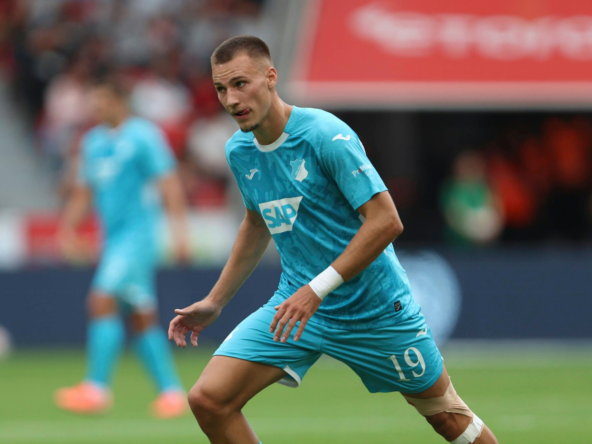 Tim Lemperle läuft und leckt sich mit der Zunge über die Lippen.