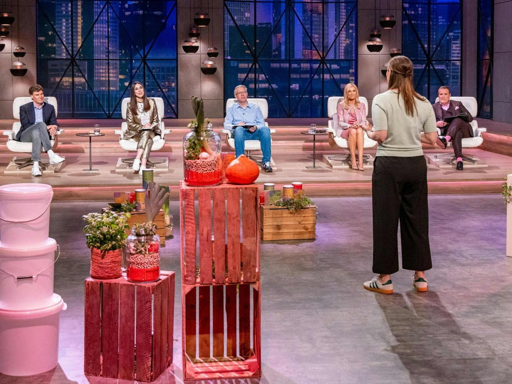 Minever Zevker muss sich für ihre „Miss Mineva's“ Fertigsuppen viel Kritik anhören. (Bild: RTL / Bernd-Michael Maurer)