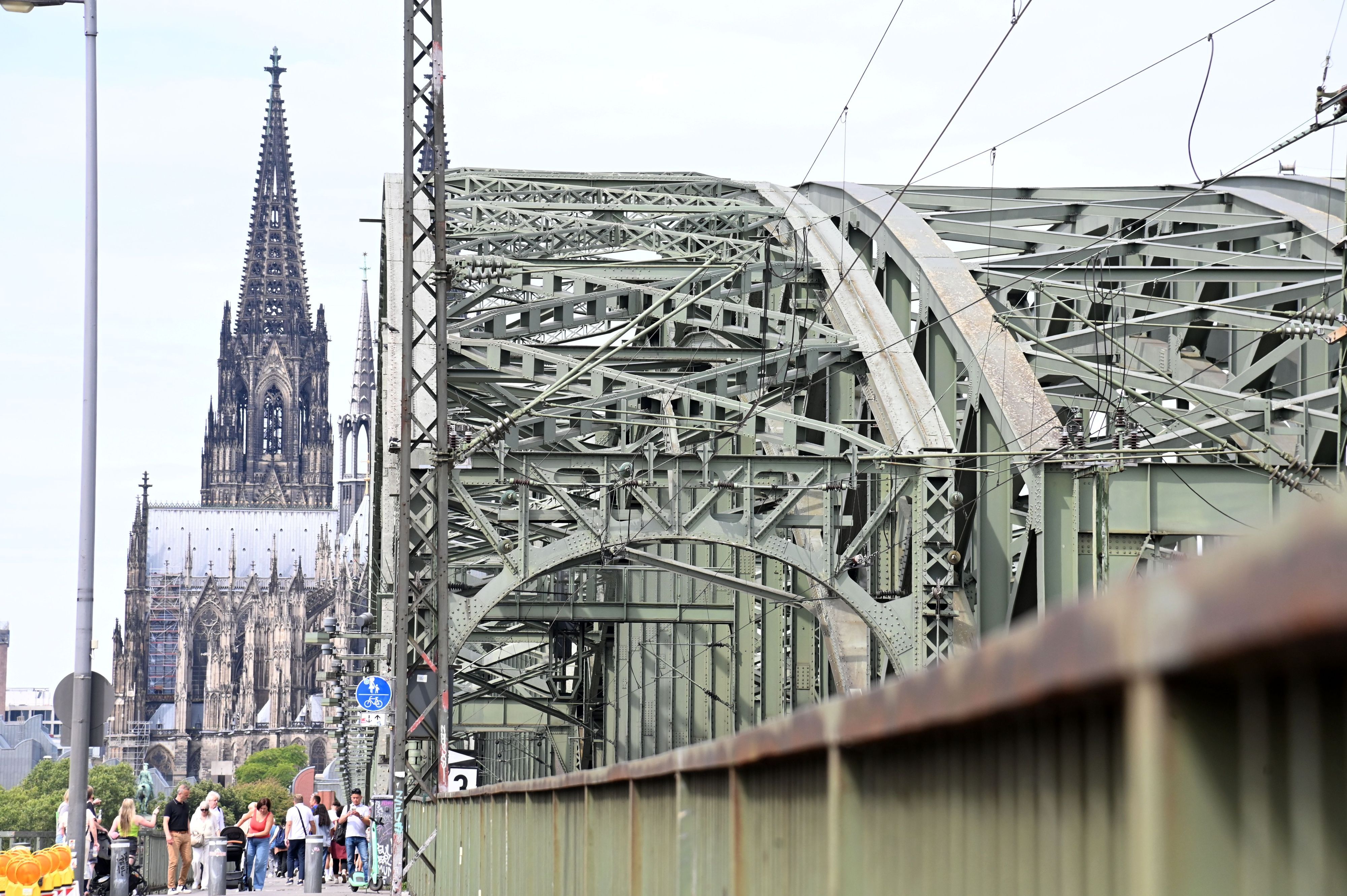 Blick auf die Hohenzollernbrücke in Köln (Symbolfoto)