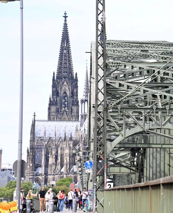 Blick auf die Hohenzollernbrücke in Köln (Symbolfoto)