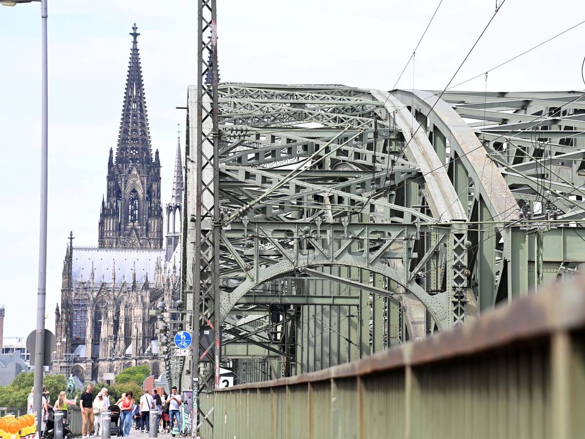 Blick auf die Hohenzollernbrücke in Köln (Symbolfoto)