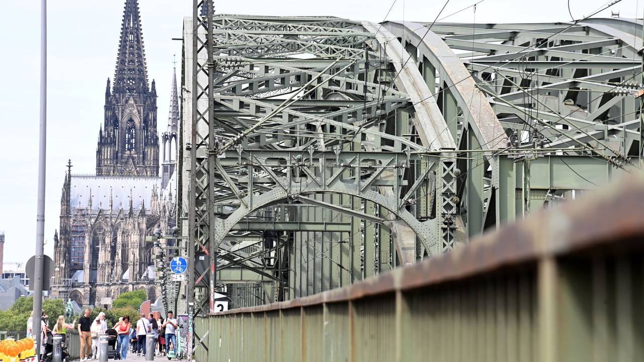 Blick auf die Hohenzollernbrücke in Köln (Symbolfoto)