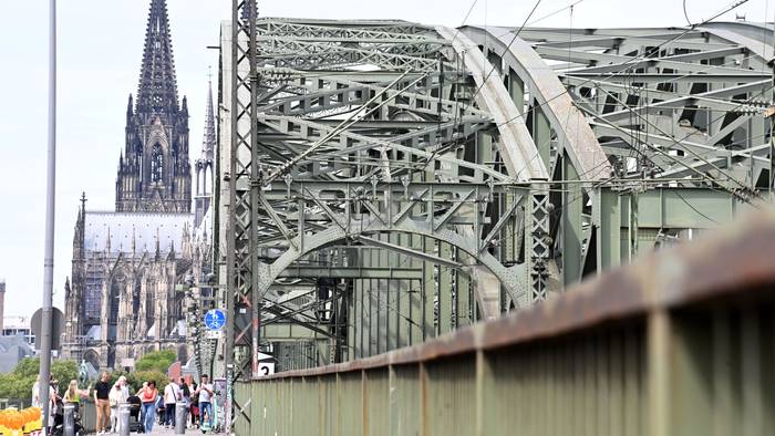 Blick auf die Hohenzollernbrücke in Köln (Symbolfoto)