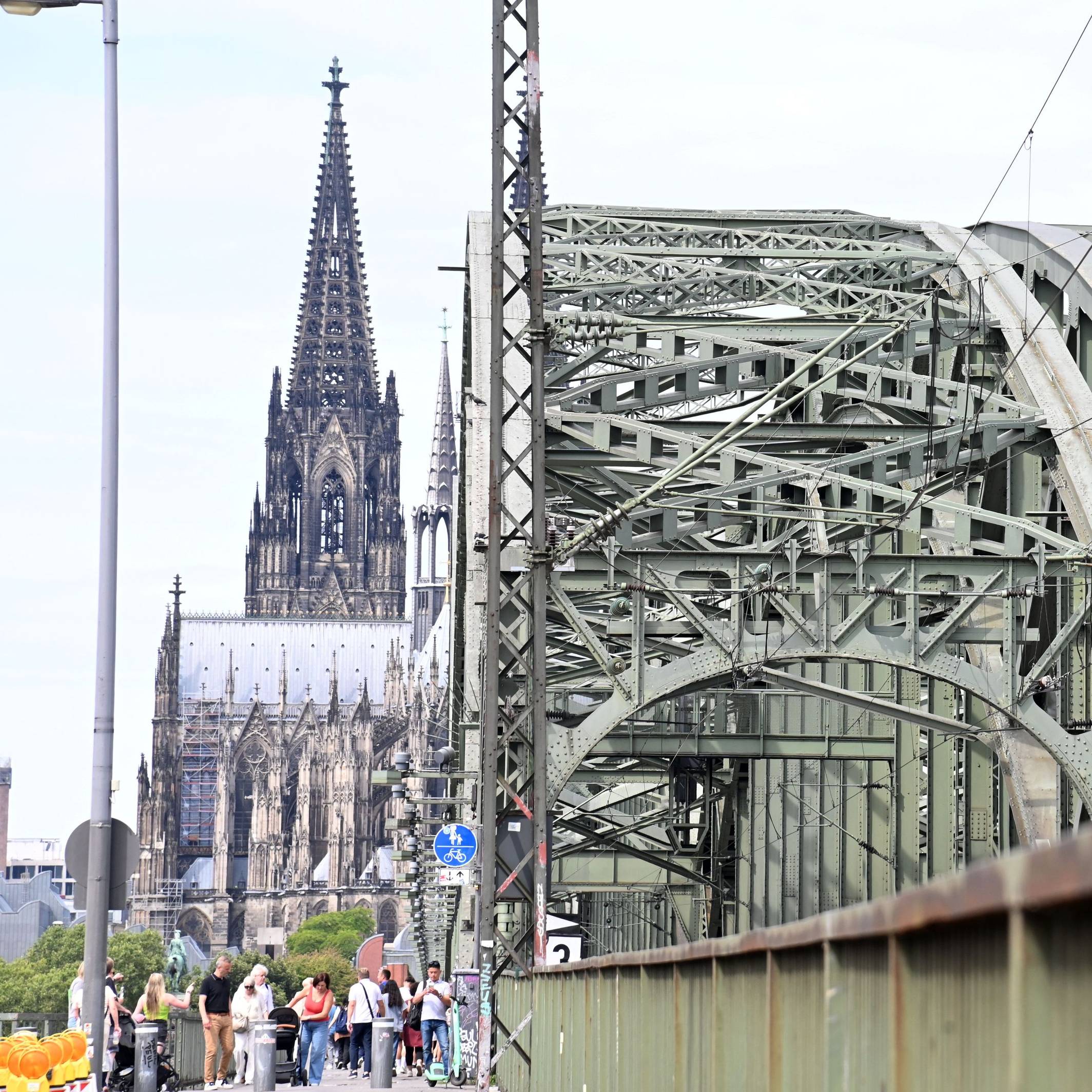 Blick auf die Hohenzollernbrücke in Köln (Symbolfoto)
