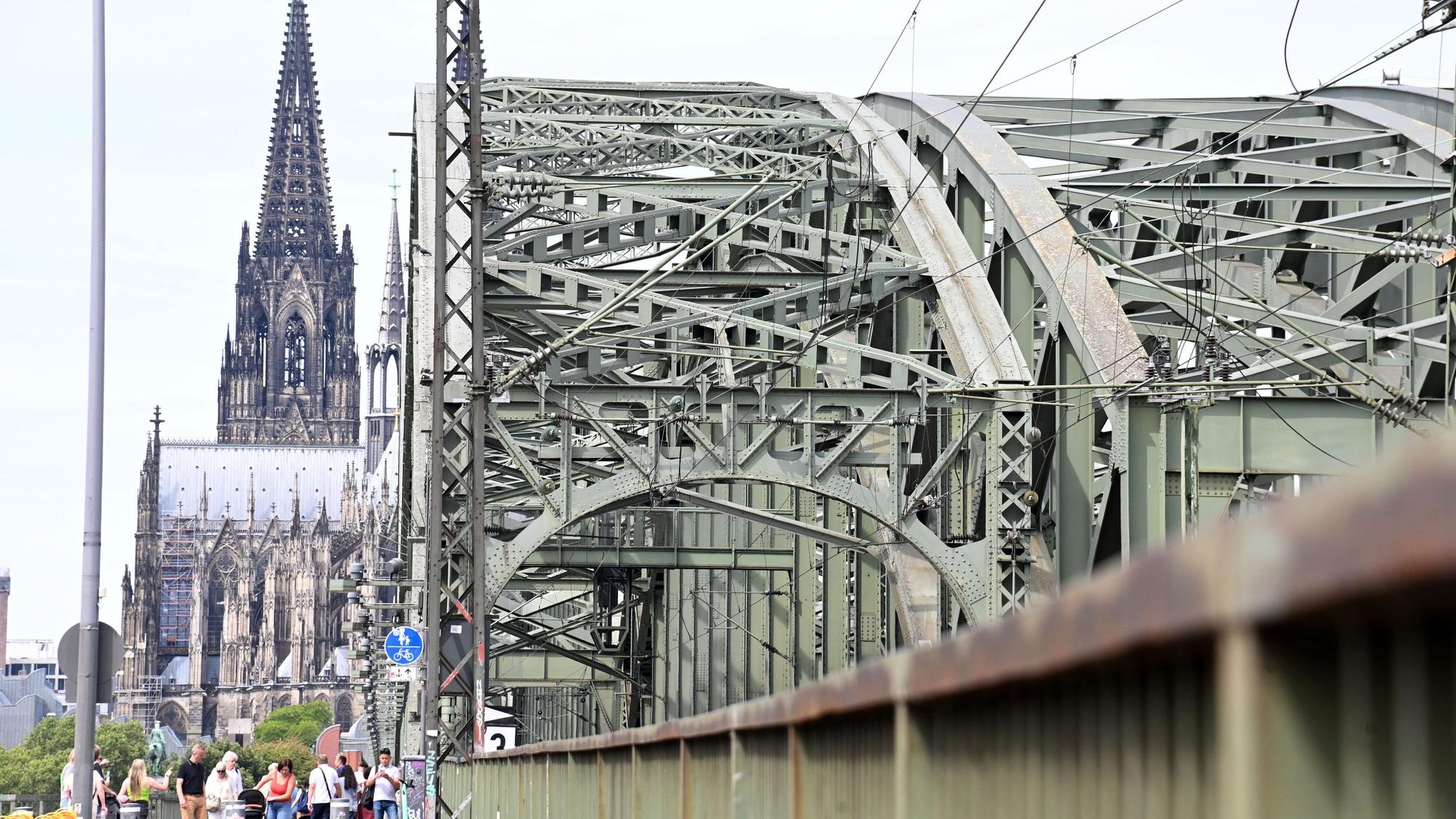 Blick auf die Hohenzollernbrücke in Köln (Symbolfoto)