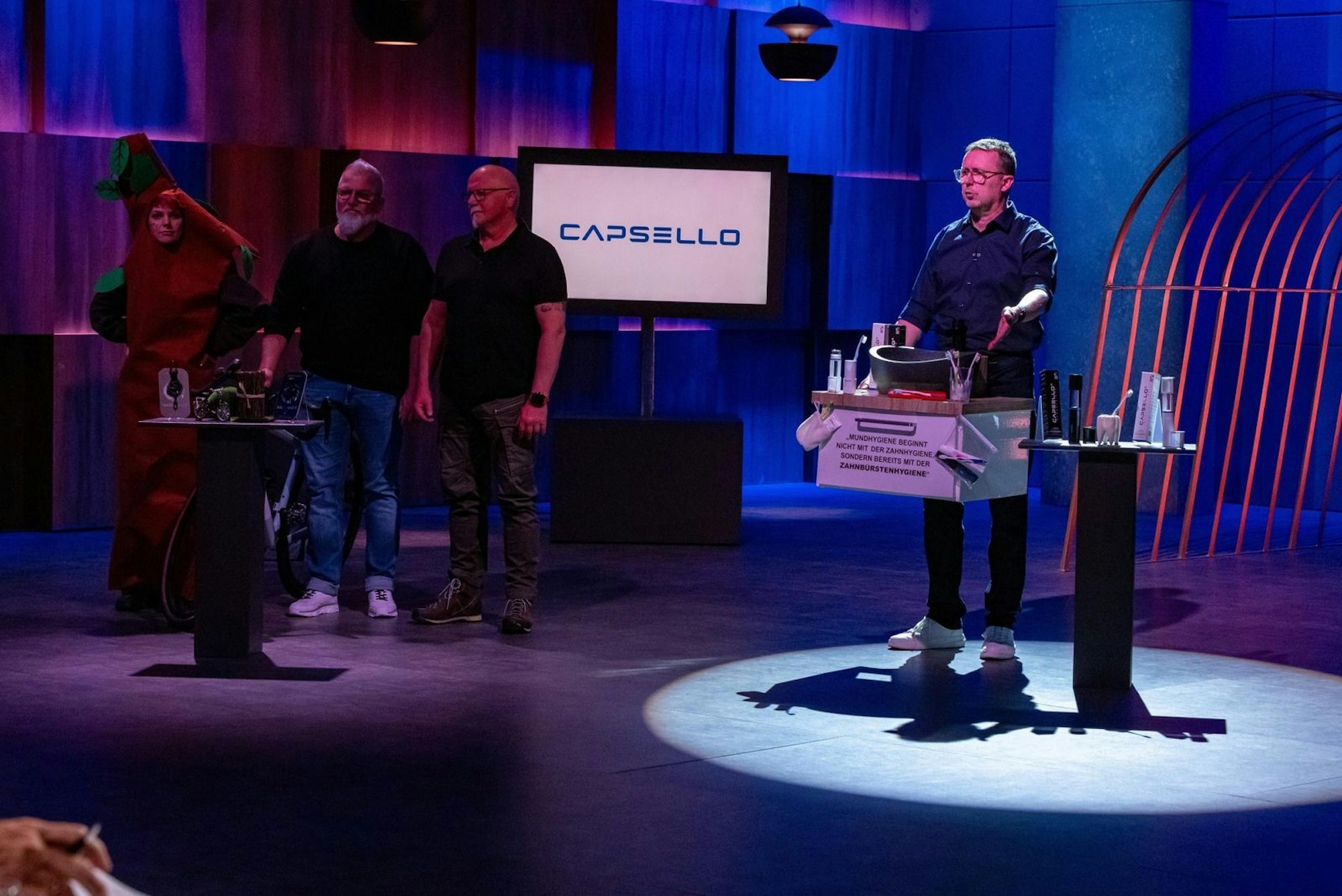Beim Battle-Pitch gewinnt „Capsello“ gegen „Radanker“. (Bild: RTL / Bernd-Michael Maurer)