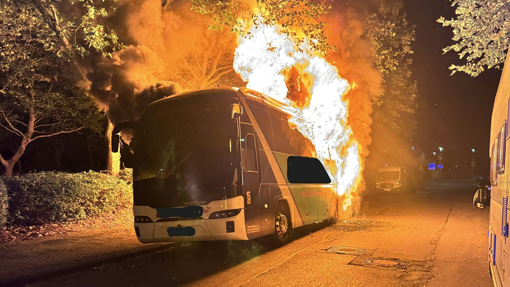 Der Feuerwehr Düren gelang es, das Feuer unter Kontrolle zu bringen. An dem Reisebus entstand jedoch ein erheblicher Schaden.