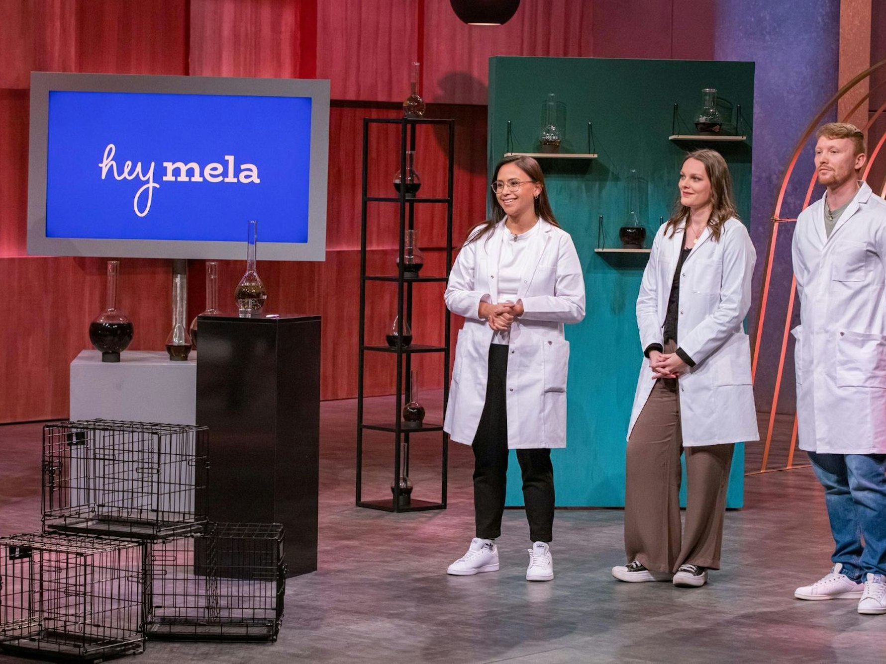 Stephanie Pfeil-Coenen, Alina Eilers und Stanislaus Hans sprechen vor dem Pitch zu „hey mela“ eine Triggerwarnung aus. (Bild: RTL / Bernd-Michael Maurer)