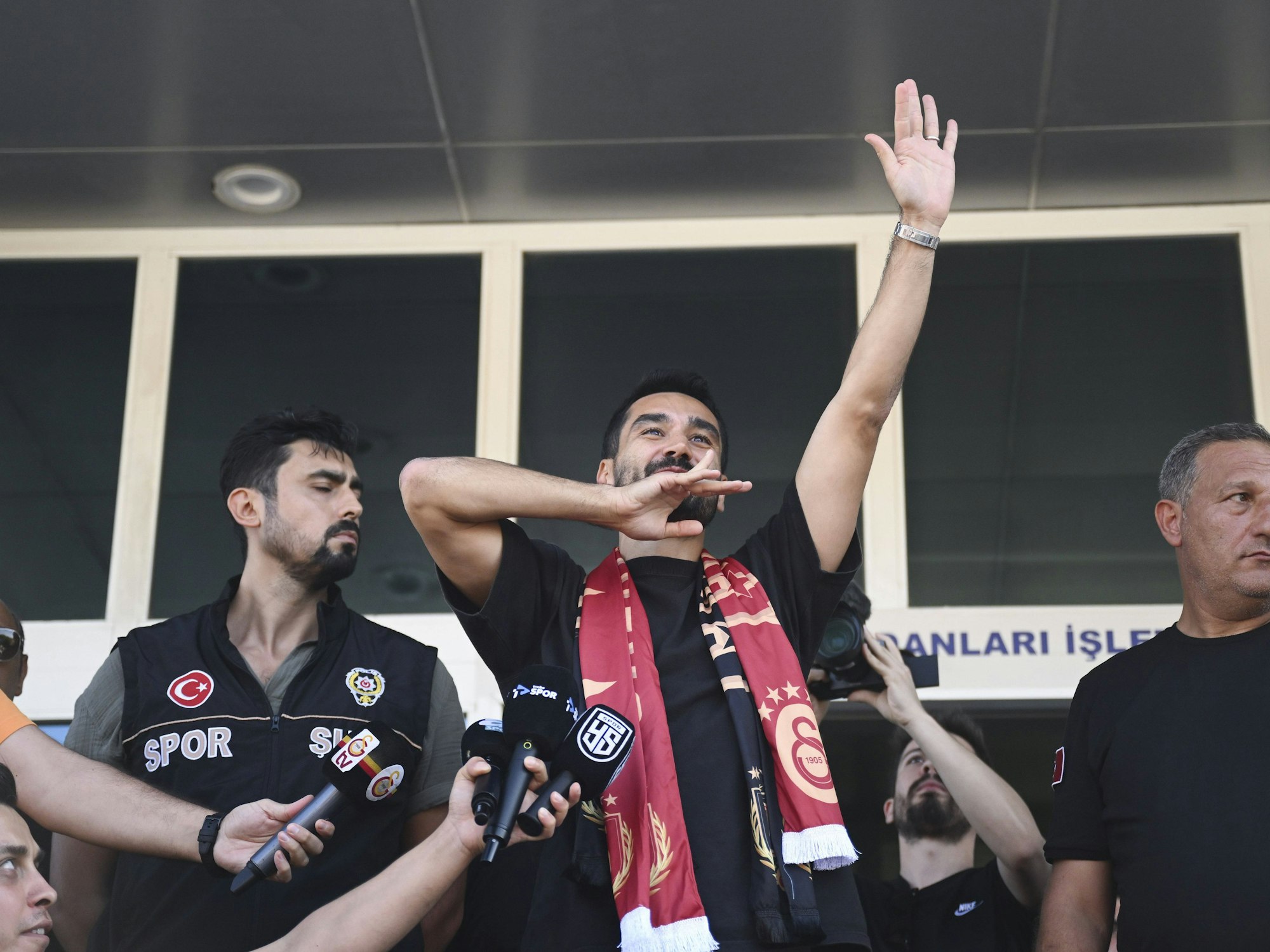 Ex-Nationalspieler Ilkay Gündogan am Dienstag (2. September 2025) bei seiner Ankunft in Istanbul.