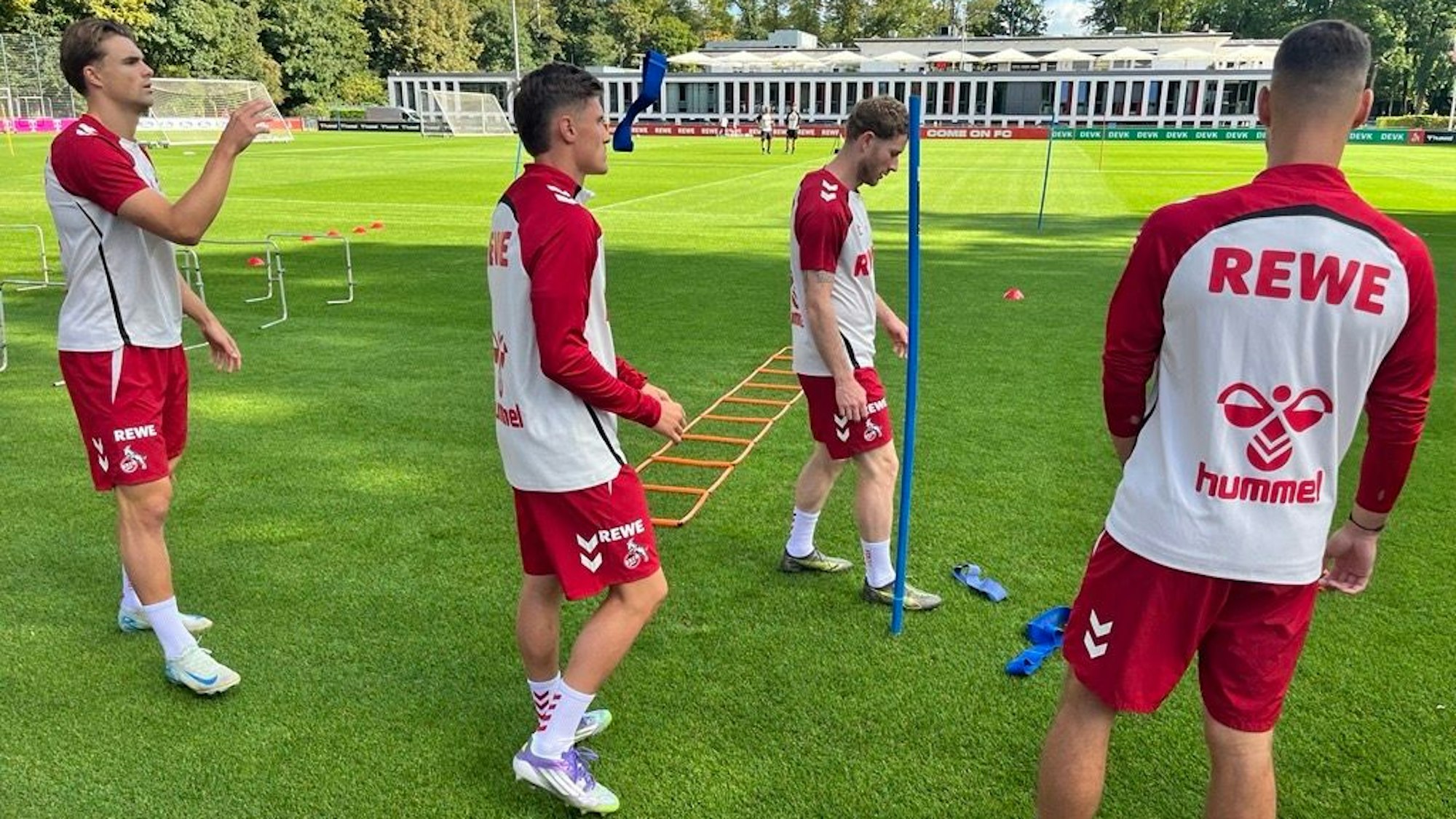 FC-Neuzugang Alessio Castro-Montes (2.v.l.) im Training.