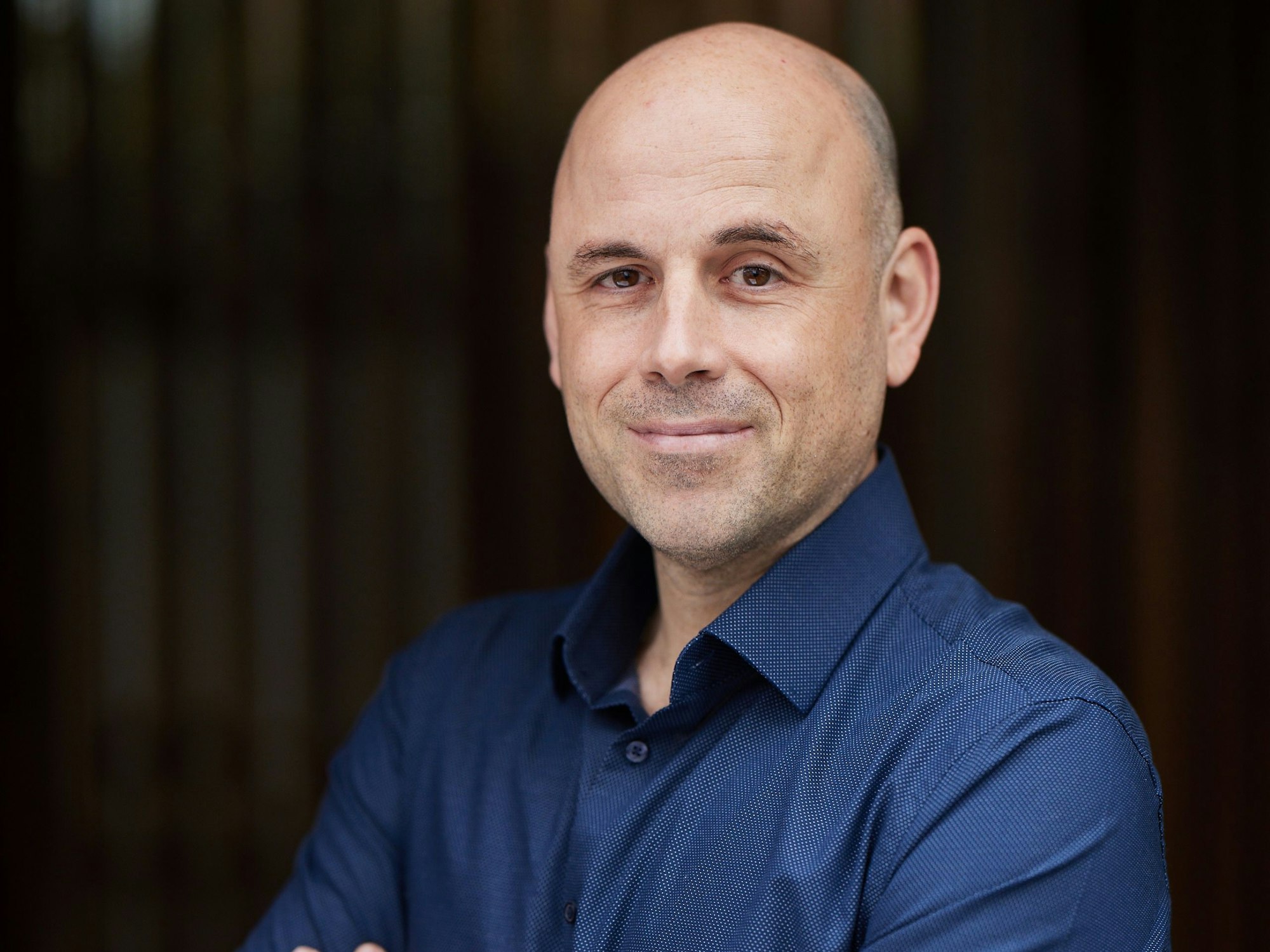 Marko Jovicic lehnt sich an eine Wand.