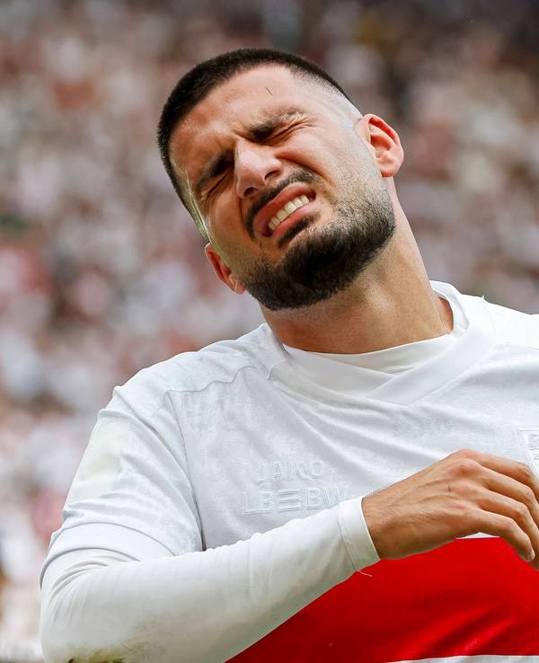 Deniz Undav verzieht nach seiner Verletzung das Gesicht.