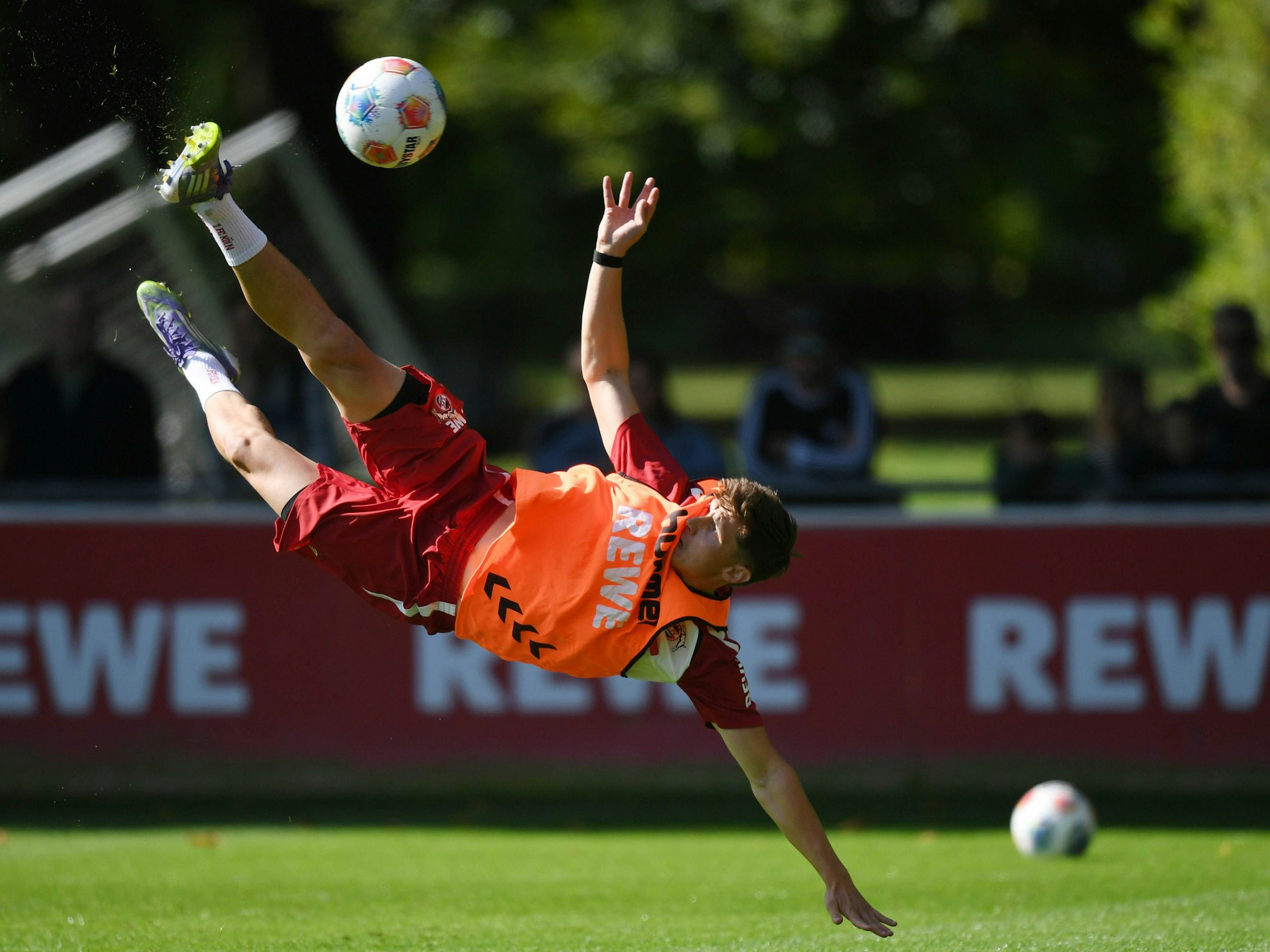 Alessio Castro-Montes zeigt Kunststücke im FC-Training.