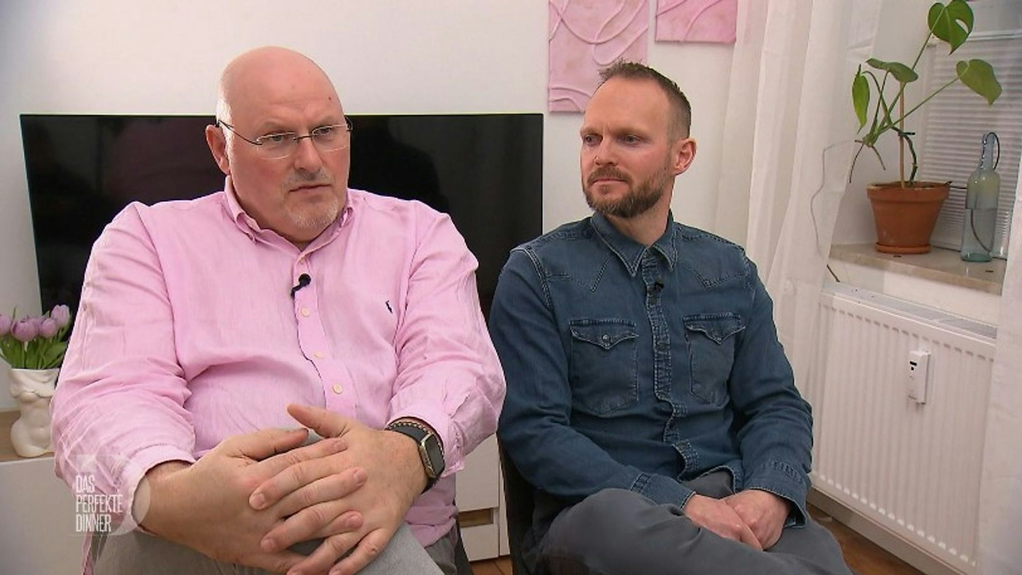 Frank (links) und Jan sind nicht ganz zufrieden mit Neles Menü. (Bild: VOX)