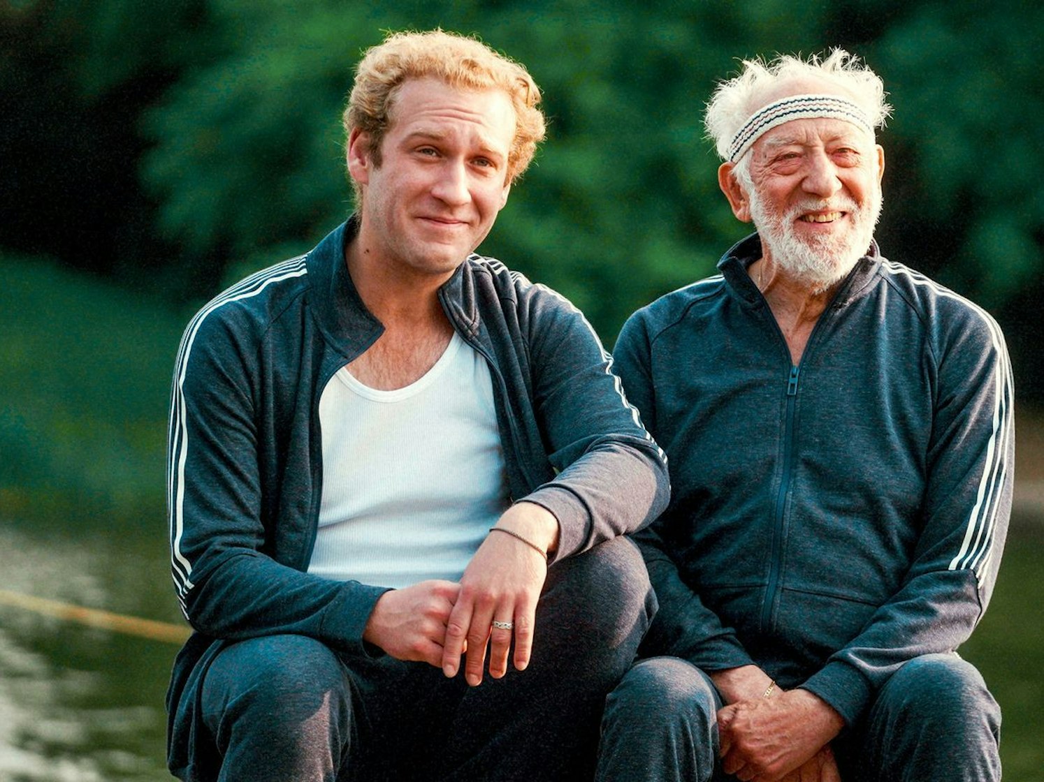 Johannes Hallervorden und sein Vater Dieter Hallervorden stehen sich nahe, sind sich aber oft uneinig. (Bild: WDR/eitelsonnenschein/Till Vielrose)