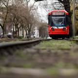 Eine KVB-Bahn der Linie 16 unterwegs in der Südstadt (Archivfoto). Im Bereich des Reichenspergerplatzes gab es am Donnerstag eine Stellwerkstörung.