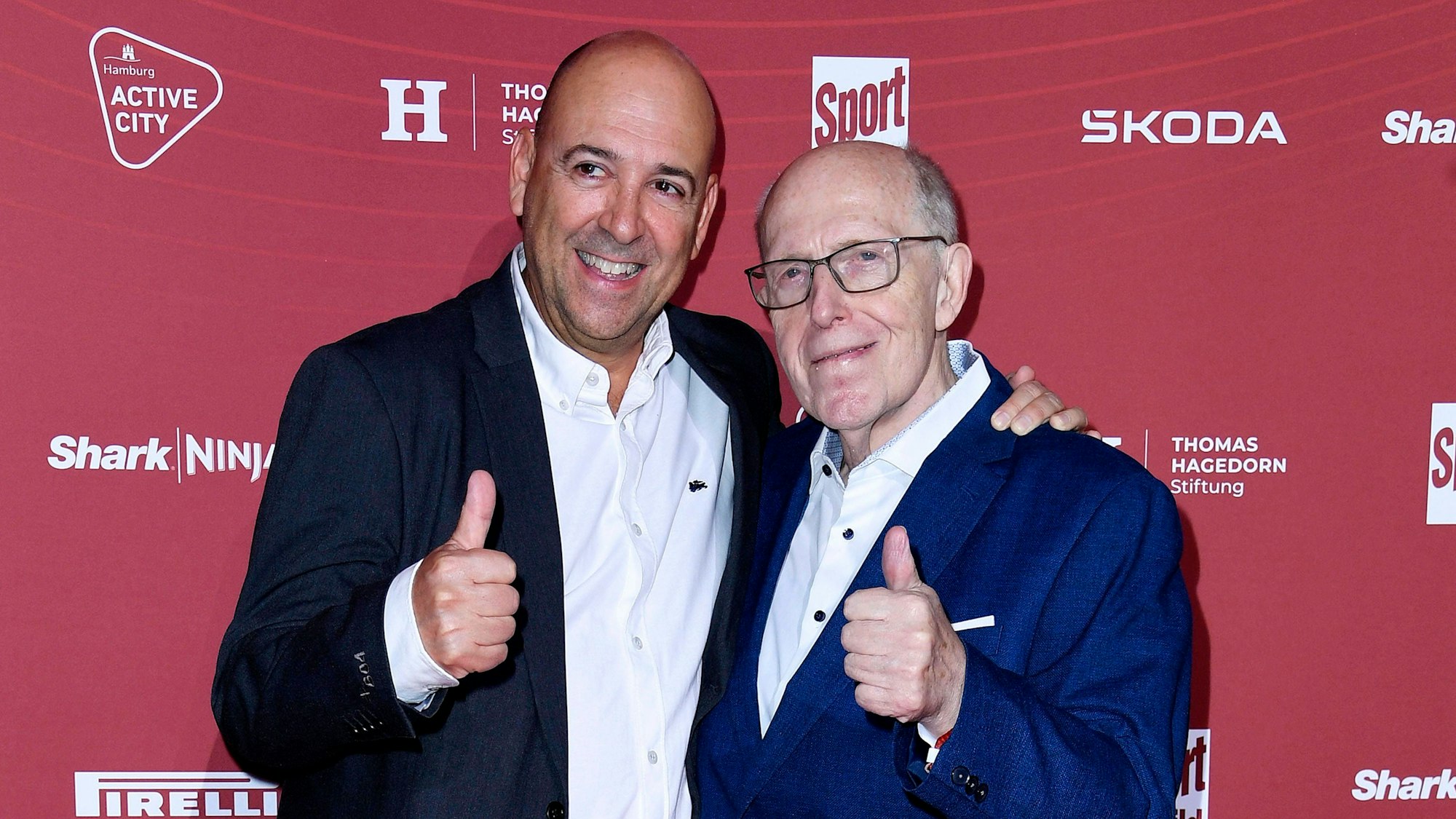 Reiner Calmund posiert mit Fernando Carro.