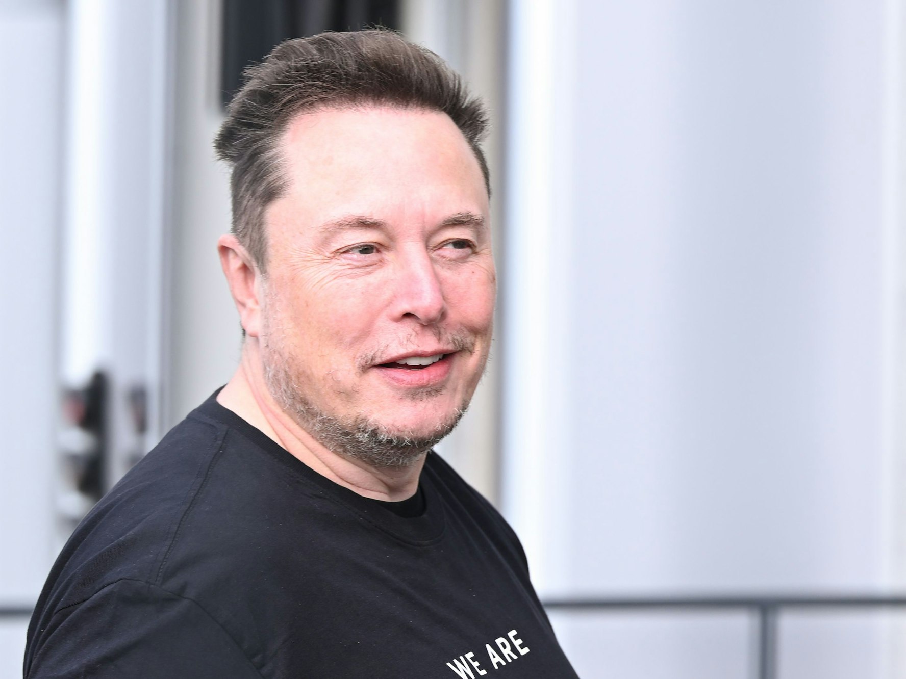 Elon Musk im März 2024 auf seiner Gigafactory in Brandenburg.