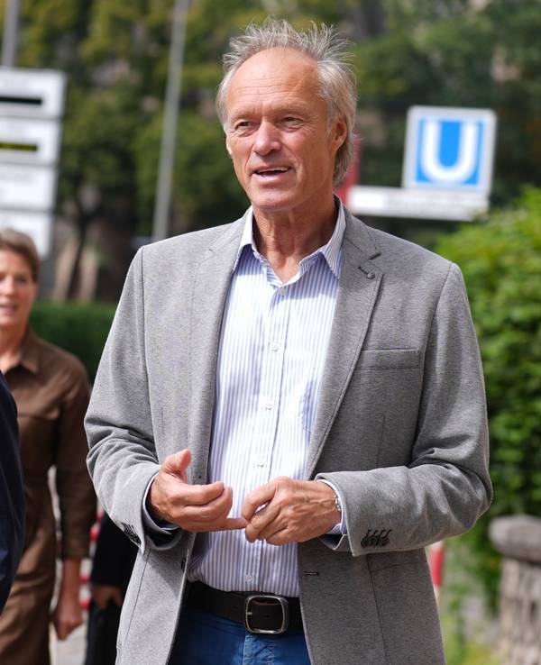 Der ehemalige Sportmoderator Gerhard Delling (r.) auf dem Weg ins Gericht. An seiner Seite: Verteidiger Ingo Bott (l) und Christina Block (hinten).