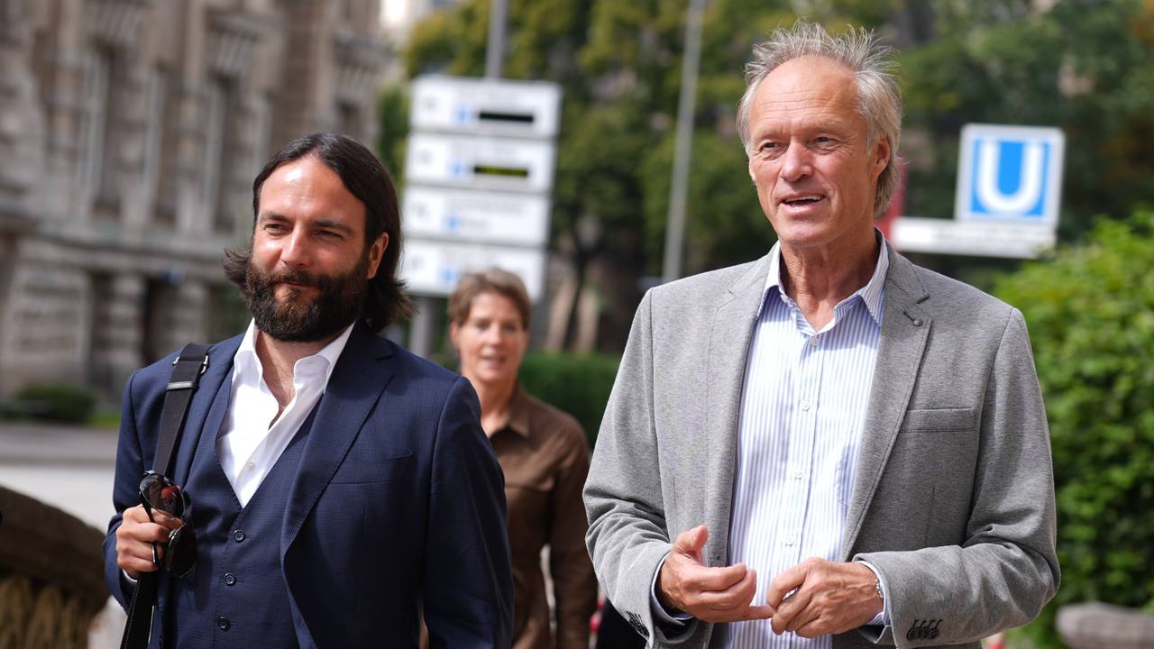Der ehemalige Sportmoderator Gerhard Delling (r.) auf dem Weg ins Gericht. An seiner Seite: Verteidiger Ingo Bott (l) und Christina Block (hinten).